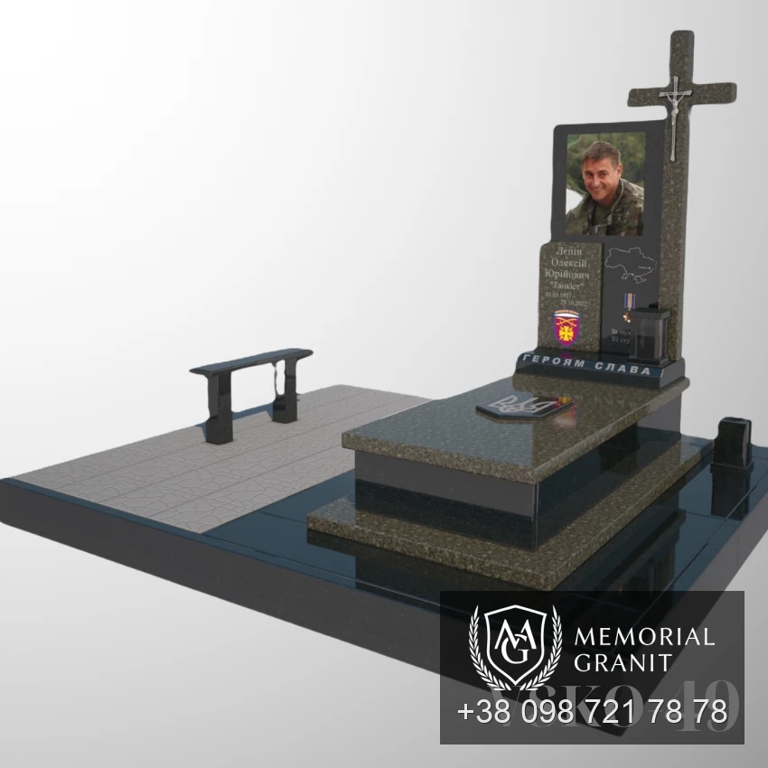 Пам'ятник з темного граніту з хрестом