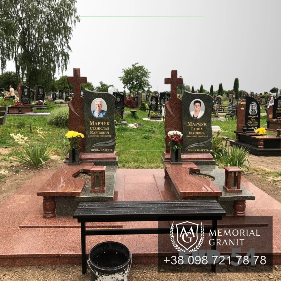 Подвійний пам'ятник з червоного граніту