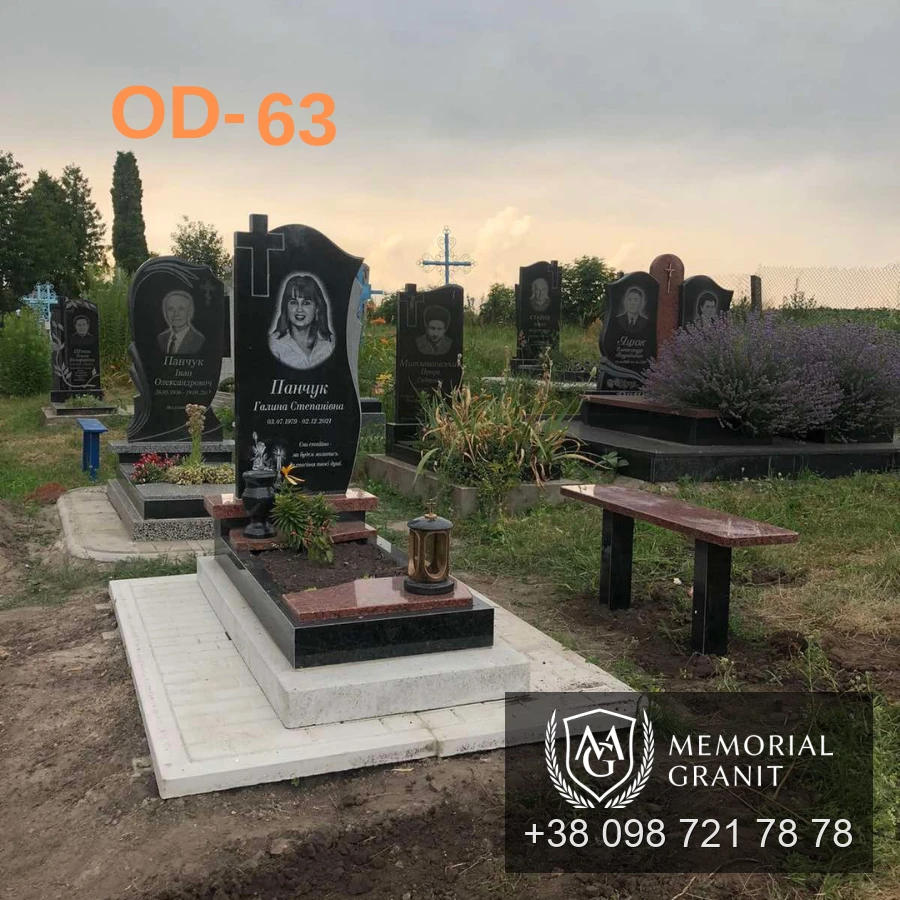 Одинарний пам'ятник з чорного та червоного граніту
