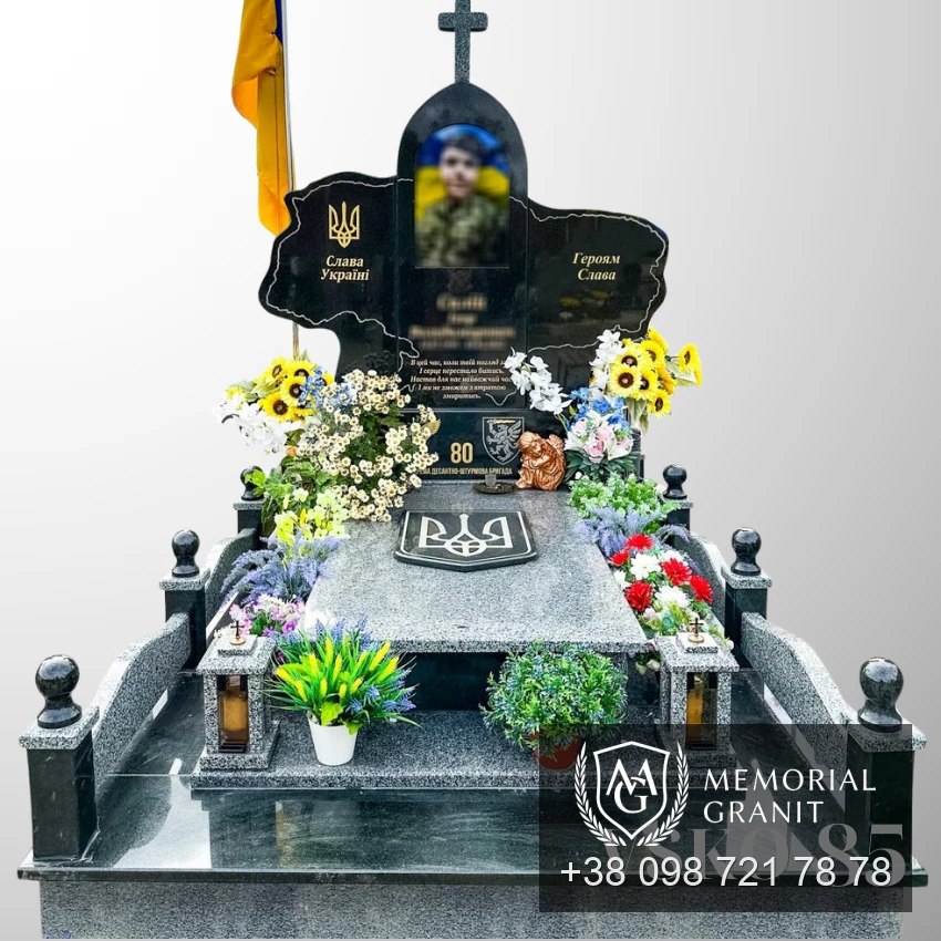 Пам'ятник для військового з чорного граніту