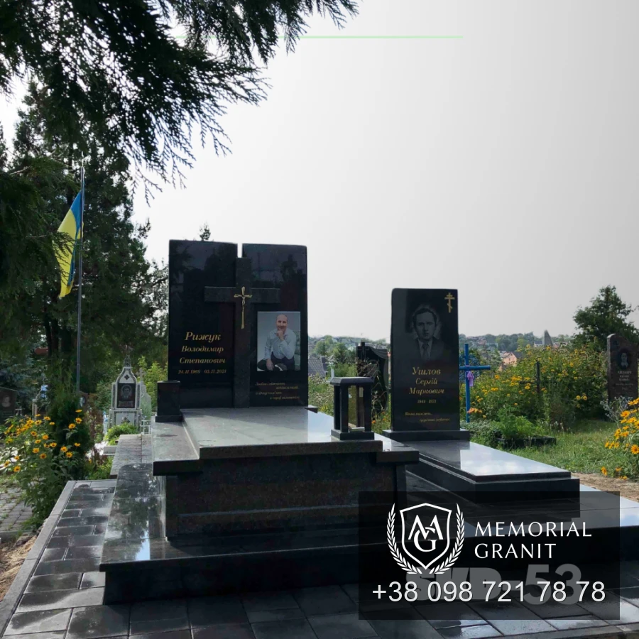 Подвійний пам'ятник з чорного граніту