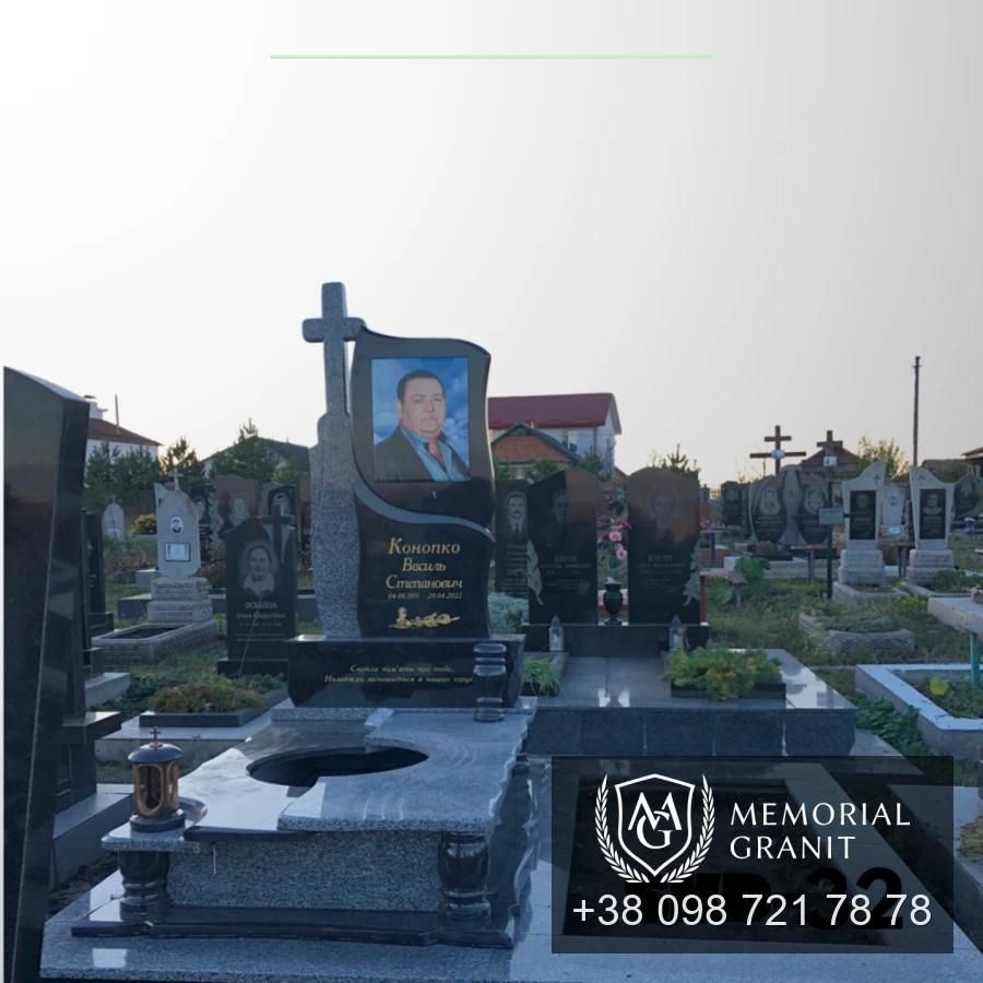 Подвійний пам'ятник з сірого граніту