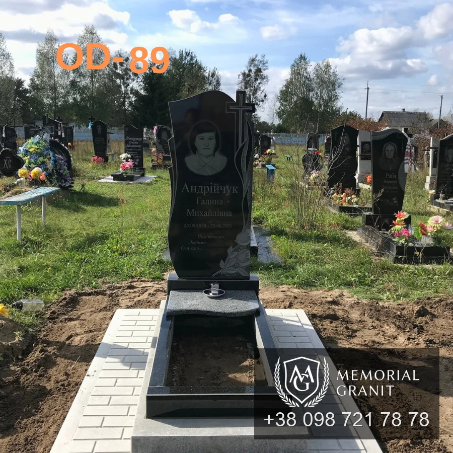 Одинарний пам'ятник з чорного граніту