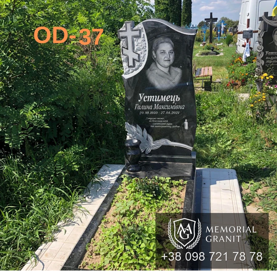 Одинарний пам'ятник з чорного граніту