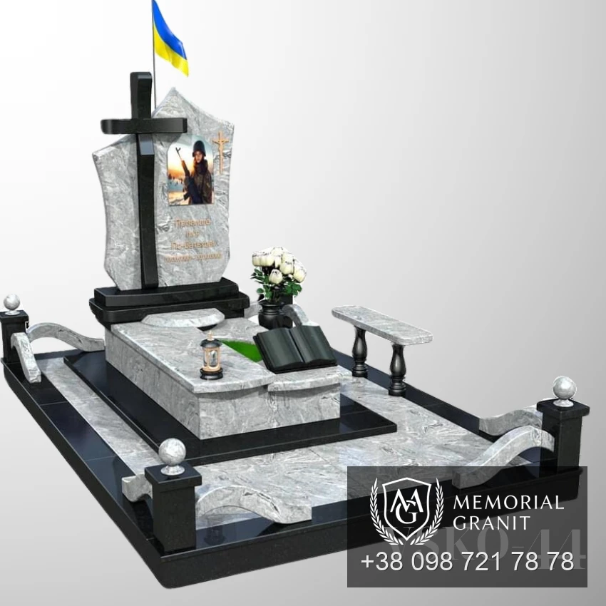 Пам'ятник з сірого граніту з хрестом