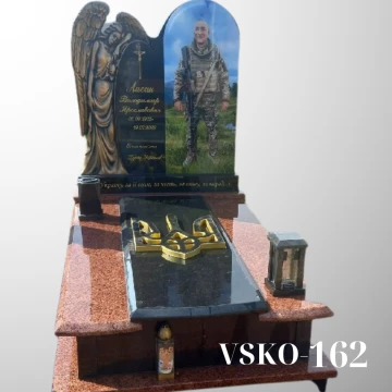 Пам'ятник з червоного граніту з ангелом