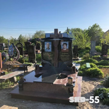 Подвійний пам'ятник з червоного граніту
