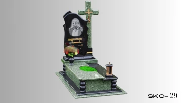 Пам'ятник зі світло-зеленого граніту з чорним акцентом