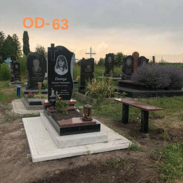 Одинарний пам'ятник з чорного та червоного граніту