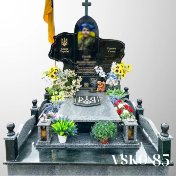 Пам'ятник для військового з чорного граніту