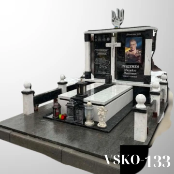 Пам'ятник для військового з чорного та білого граніту