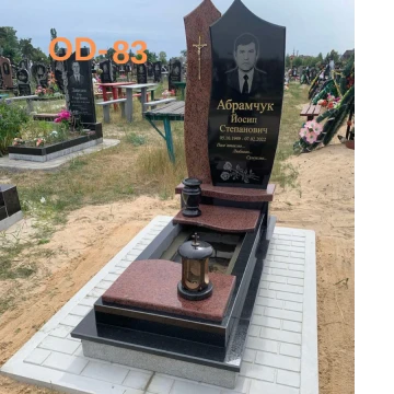 Одинарний пам'ятник з червоного та чорного граніту