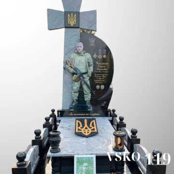 Пам'ятник для військового з чорного граніту