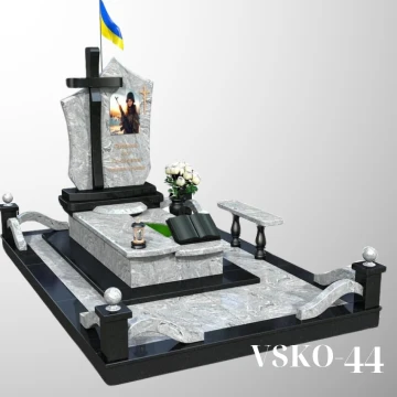 Пам'ятник з сірого граніту з хрестом